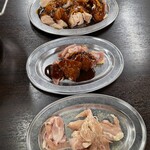 とりいち - 上から若鶏、ひね(親鳥)、クビ(せせり)