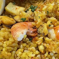 ビストロ クレスタ 麻布十番 - 水分が少なかったか、米のカリカリ具合はギリギリ、味は抜群、エビの焼き加減はいい、頭も尻尾も残さずパクリ