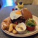 BACK HOME meal&bake - BBQ牛スジエッグバーガー　1,800円(税込)  ※反対側からも　※盛りだくさんだ