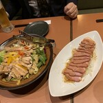 居心家 千葉店 - 新鮮野菜茹で国産鶏サラダ、自家製ソースで食べる燻製合鴨スモーク