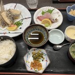 お食事処 潮騒 - 飛魚唐揚げ定食 お造り付き