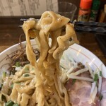 東京味噌らーめん 鶉 - 手揉みにより平たくなった麺