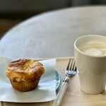 hermetic earth cafe - ハムとクリームチーズのマフィン　カプチーノ