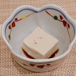ツバメキッチン - お通し(ごま豆腐)