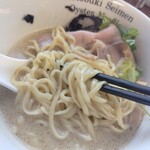 中華そば よしかわ - 麺は平細ストレート