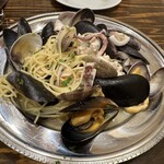 トラットリア ダ コヴィーノ - ムール貝、大アサリ、白イカとミニトマト　スパゲッティ