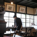 赤い屋根の喫茶店 駅舎 - 