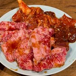 炭火ホルモン焼肉 ひゃくてん 溝の口 - 和牛カルビ＋ホルモン250g