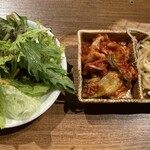 炭火ホルモン焼肉 ひゃくてん 溝の口 - セットに付いている前菜