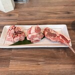 なまらむ 羊羊軒 - 左からロース切落とし、中落ちカルビ、ラムチョップ