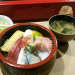 Hiromi Zushi - ランチのちらし寿司と味噌汁