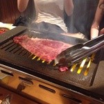 焼肉ホルモン にくろう - 名物にくろう焼きは店員さんに焼いてもらいました♪気さくな方で終始笑いが絶えませんでした♪