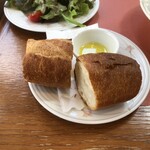 レストラン モンテーヌ - オリーブオイル添えバゲット