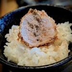 琉球とんかつ三矢 - とんかつ醤油に黒七味もお肉の甘みがたって美味しいです。
