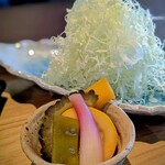 琉球とんかつ三矢 - 丹精なキャベツとセンス良く盛られた自家製島野菜ピクルス♡