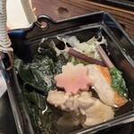 食べるお宿 浜の湯 - ・椀物替わり
    春の土瓶蒸
        若布、ウルイ、蕨、金目刻、美味鶏、桜麩