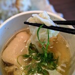 琉球とんかつ三矢 - 汁物代わりには、なんと「テビチ（豚足）そば」でした。それがまた、本格手打ちの縮れ麺で旨々です♪テビチは臭み無くトロトロに煮込まれていて美味しいです。黒七味が合いました♪