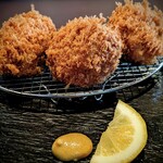 琉球とんかつ三矢 - コロンと丸いフォルム。見えませんが2つに切られています。150gとのこと。軽い揚げ上がりで油を感じません！