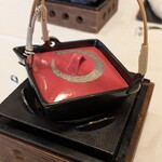 食べるお宿 浜の湯 - ・椀物替わり
    春の土瓶蒸
        若布、ウルイ、蕨、金目刻、美味鶏、桜麩