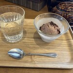 トライバルカカオ - チョコレートアイス。カカオ豆の砕いたのをかけていただきました。