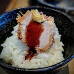 琉球とんかつ三矢 - ソースと辛子も勿論美味しい♡ ごはんが炊きたてでした。
