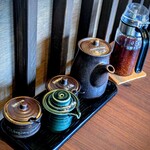 琉球とんかつ三矢 - 調味料たち。キャベツのドレッシング、トンカツにはソース・トンカツ醤油・粗塩・黒七味…選択肢があるのは嬉しい