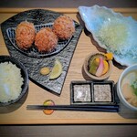 琉球とんかつ三矢 - ひれ定食一式。ご飯は少なめで。丹精な作りに好感が持てます(*^^)v
