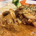 鎌倉クレープ petit ruban - 「ハンバーグマスタード（税込￥1,080）」のハンバーグの断面アップ…