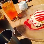 キハチ 青山本店 - アイスカフェオレ 600円と アイスティー（ミルク）、フランボワーズとマスカルポーネのティラミス 540円