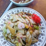 長崎チャンポン丸富 - 娘は丸富皿うどん950円♫ 1口貰ったら、甘醤油味でたっぷりめの油で炒めてて、野菜や麺の香ばしさがまたたまらない。