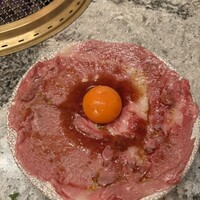 肉の匠 将泰庵  船橋本店 - 炙りユッケ