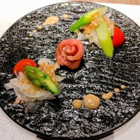 道産羊肉割烹 ラムぴりか - ラム肉アスパラ新玉ねぎのサラダ