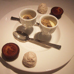 レストラン コバヤシ - おまかせコース(9000円・外税)のプティ・フール。ゴボウのわらびもち、ココナッツのメレンゲ、焼き菓子