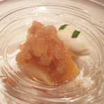 レストラン コバヤシ - 白桃のコンポート ラタフィアドシャンパーニュ・ハーブティ風味 カルダモン風味のアイスクリーム添え　ハーフサイズ(追加デザート+500円・外税)