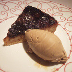 レストラン コバヤシ - おまかせコース(9000円・外税)のクラフティ(ベリーフルーツとカスタードのタルト) ウーロン茶のアイスクリーム添え