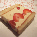 レストラン コバヤシ - おまかせコース(9000円・外税)のフレジエ(軽やかなバタークリームとフレッシュ苺のサンドケーキ) バラの香り