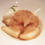 レストラン コバヤシ - おまかせコース(9000円・外税)の白桃のコンポート ラタフィアドシャンパーニュ・ハーブティ風味 カルダモン風味のアイスクリーム添え