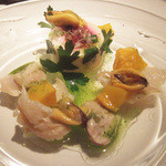 レストラン コバヤシ - おまかせコース(9000円・外税)のビーツを詰めたフレッシュチーズとじゃが芋のムース 九十九里浜産ハマグリとフランス モンサンミッシェル産ムール貝・パパイヤと共に