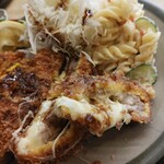 新興軒 - 一口噛むと… チーズが伸び～る♫