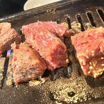焼肉 ミート 牛男 - 壺漬けハラミ焼き中