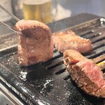 焼肉 ミート 牛男 - 厚切りタン焼き中