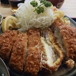 新興軒 - ロース肉に挟まれたチーズがトろ～り♪