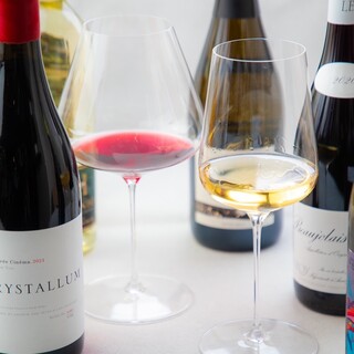 100種類のワインからお好みをセレクト。グラスワインも充実