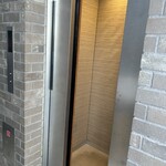 かつお食堂 - 予約者はこのエレベーターでB1へ