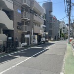 かつお食堂 - 画面中央　左がお店