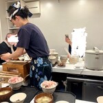 かつお食堂 - 店内②  実演　削りたてがご飯に