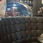 ロウリーズ・ザ・プライムリブ - この肉タワーからきりわけられます