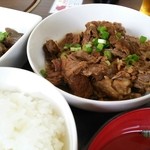 渡 - 牛煮込み定食850円。肉多すぎ！ライス、スープ、茄子の煮浸し、お新香がセット。