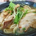 渡 - チャーシュー麺(しょうゆ)800円。スープはしょうゆとんこつも選べます。ラーメンは550円。 