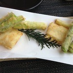 山水の技 - 三度目の訪問：天ぷら（アスパラとイカ）
      (2014.8月)